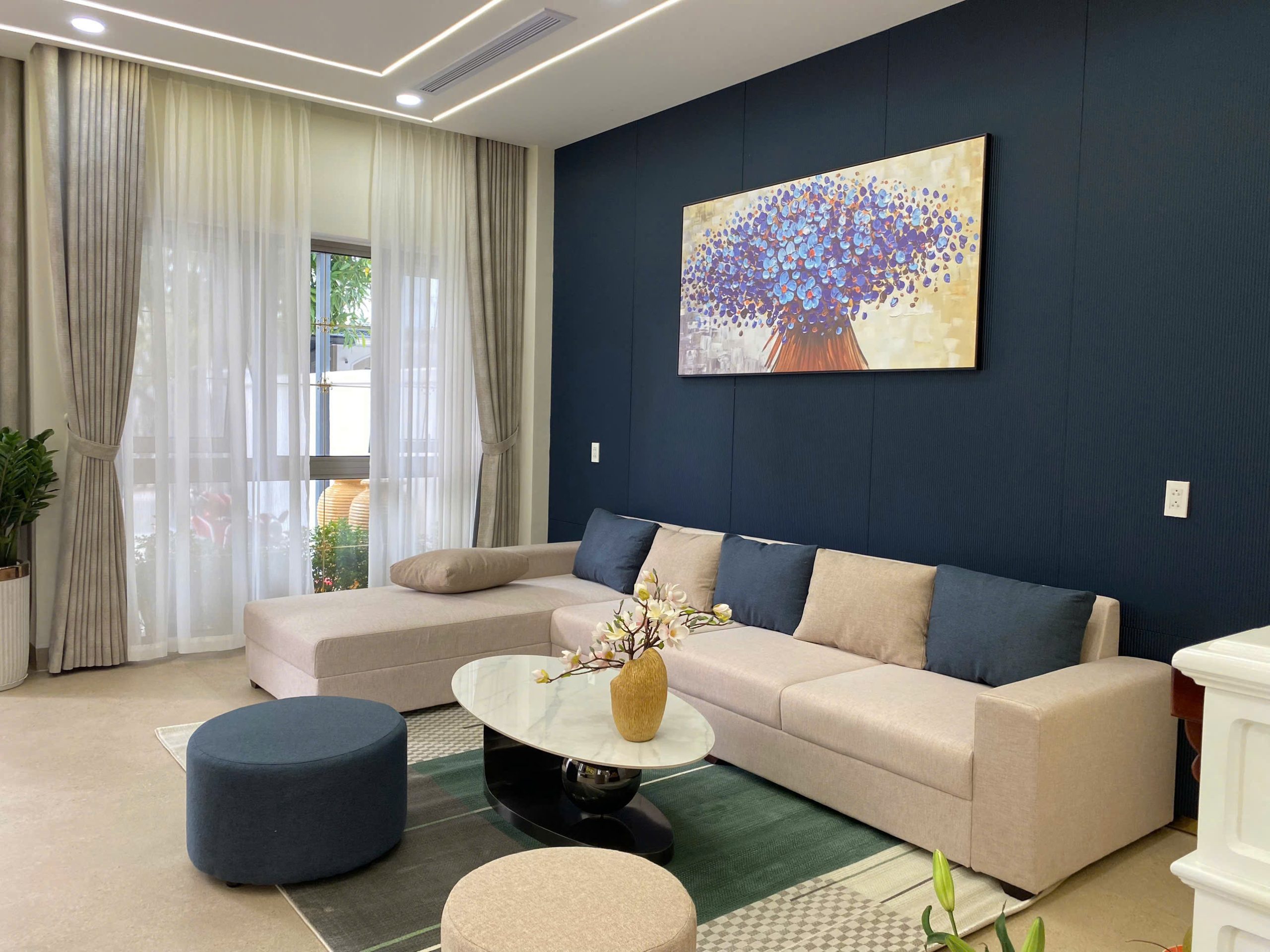 Rèm vải hai lớp lắp full trần, lớp voan thêu nhẹ họa tiết, kết hợp lớp vải trơn tone ghi xám trung tính. Tổng thể giúp không gian đón sáng mềm mại, riêng tư mà vẫn sang trọng.