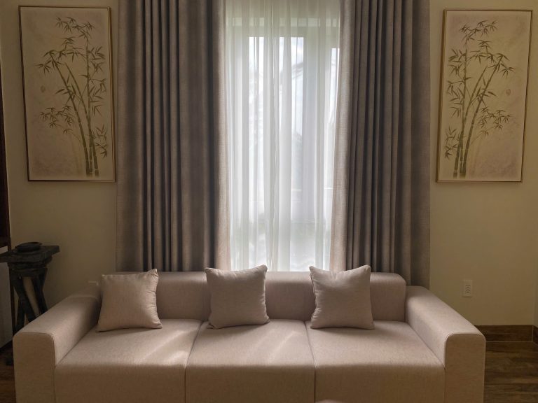 10 Ý Tưởng Rèm Cửa Giúp Không Gian Thêm Sang Trọng 5 Rèm hai lớp tone be – kem ấm, chất vải dệt mịn, ly đều, buông nhẹ. Phối cùng tranh trúc và sofa cùng tông, tạo nên tổng thể tinh giản mà thanh lịch, mang hơi thở Á Đông hiện đại.