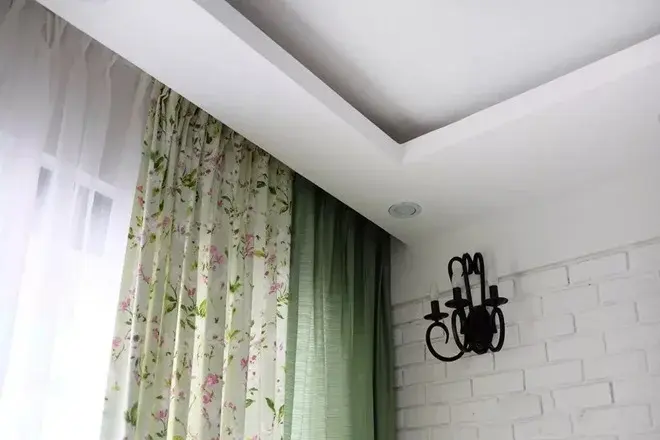 Thi công treo rèm âm trần thạch cao với hộp rèm và ray giấu trầnThi công treo rèm âm trần thạch cao với hộp rèm và ray giấu trần